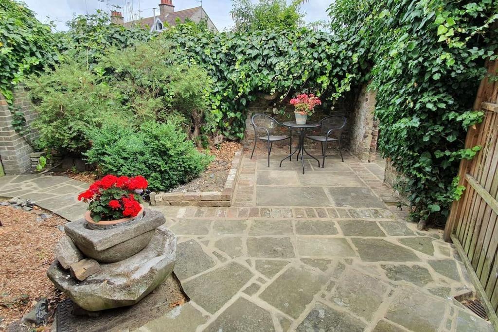 Beautiful 1 Bedroom Cottage With Courtyard. Дил Экстерьер фото