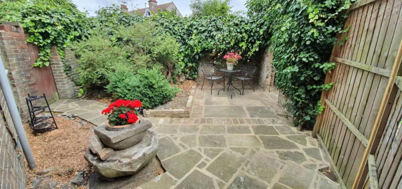 Beautiful 1 Bedroom Cottage With Courtyard. Дил Экстерьер фото
